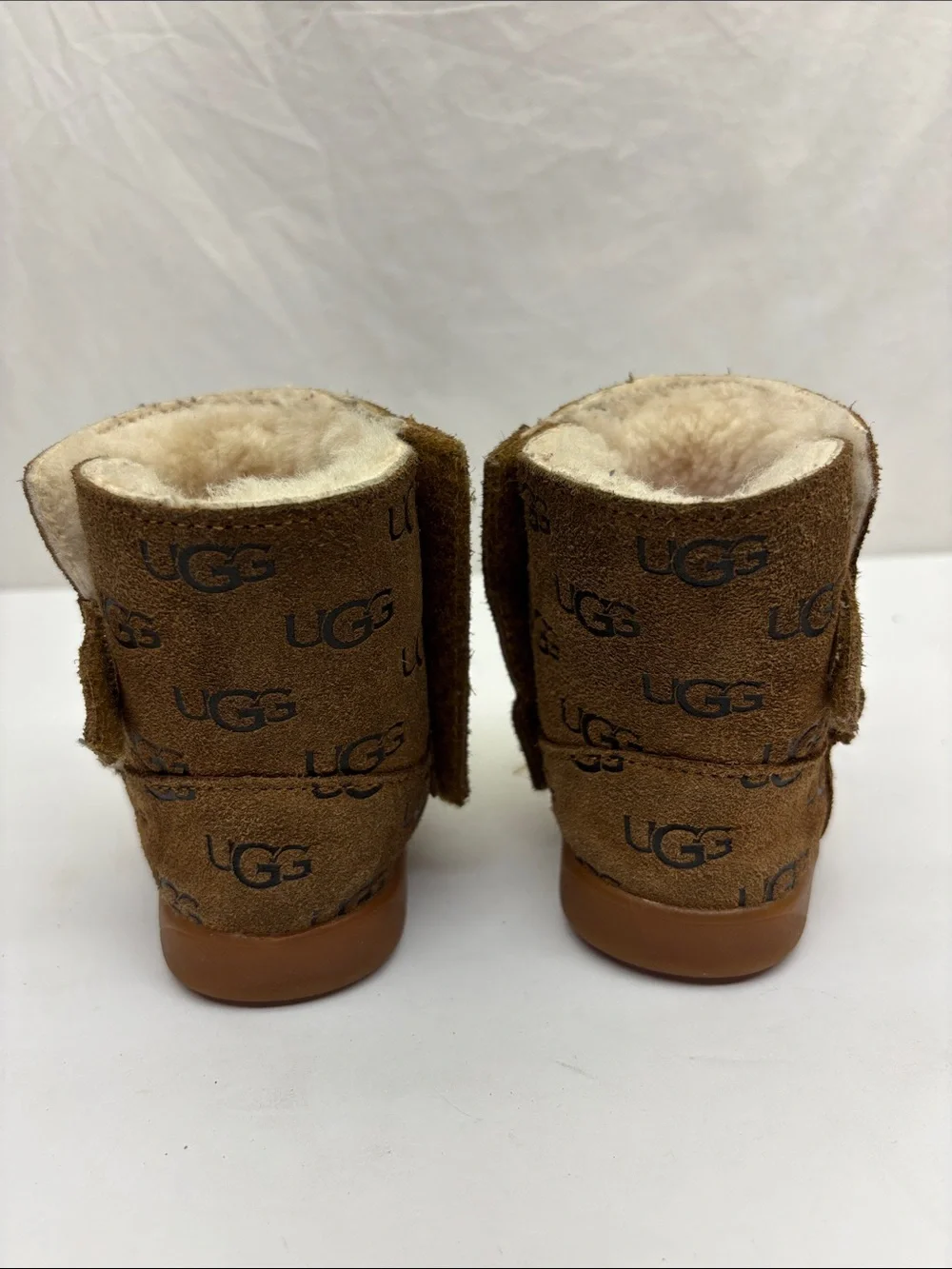 UGG Kids Chestnut Logo Classic Short Boots, SZ 7 for baby, box 73